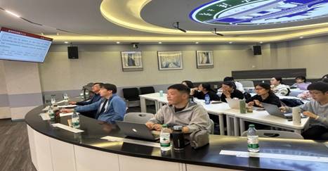 人们在看台上的人在餐厅里低可信度描述已自动生成